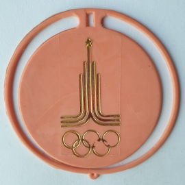 Круглая пластиковая закладка для книги "Олимпиада-1980" с трещиной, красная, Завод УВМ, СССР